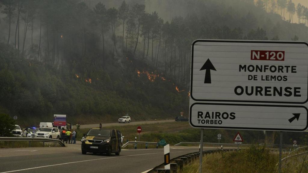 Conductores atraviesan un incendio a la altura de Ribas de Sil (Lugo).