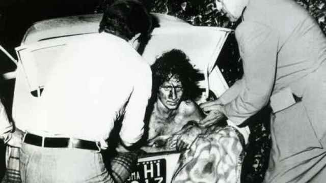 Donatella Rosaria saliendo del coche donde la encontró la policía.