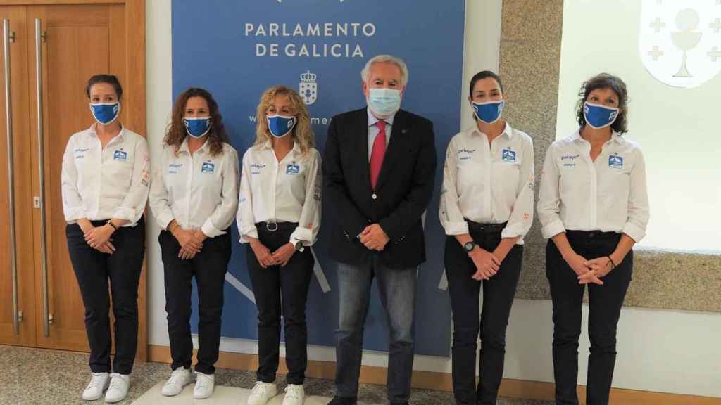 La expedición que irá de Vigo al Círculo Polar Ártico visita el Parlamento de Galicia
