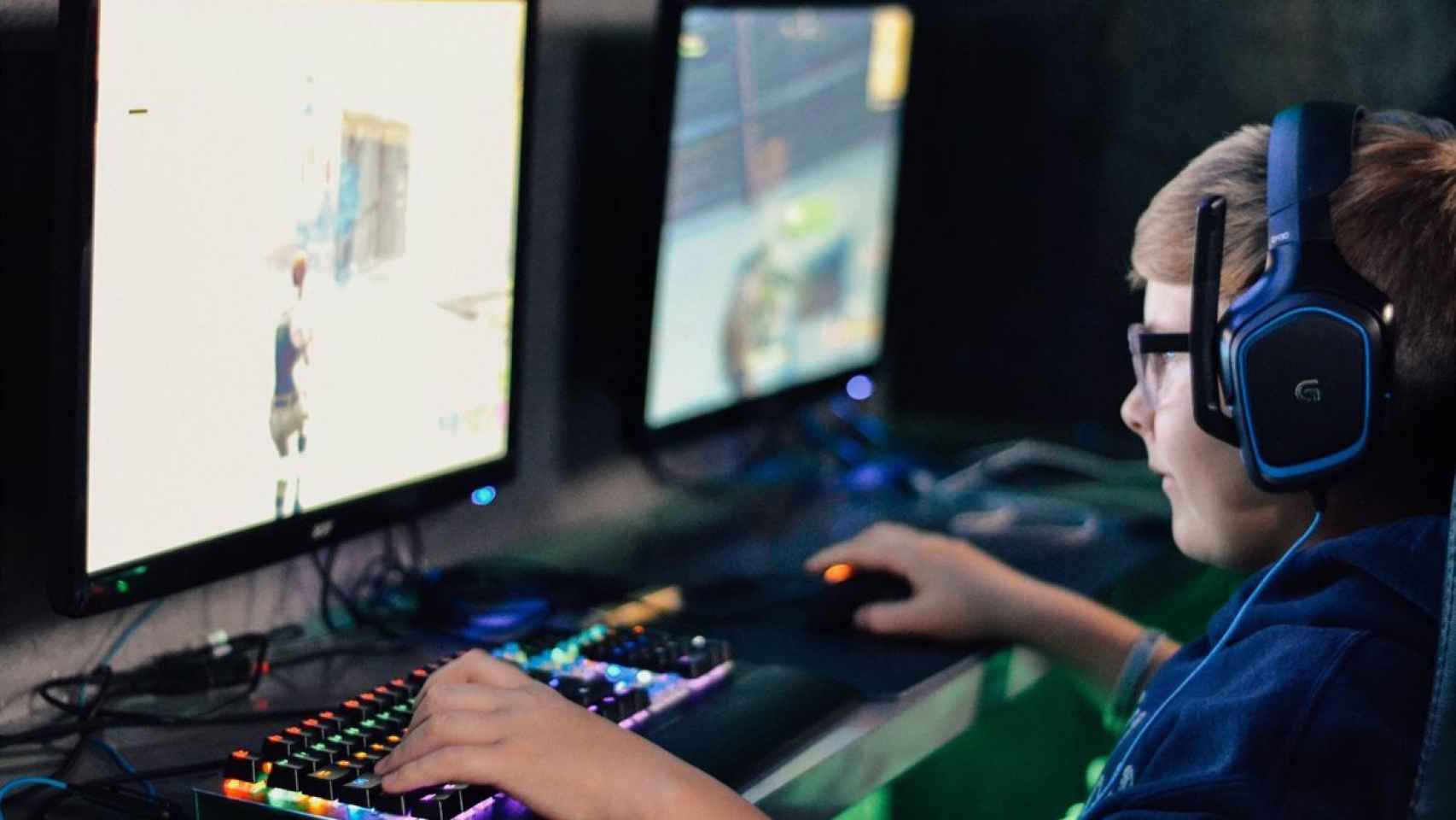 Un joven jugando a un videojuego.