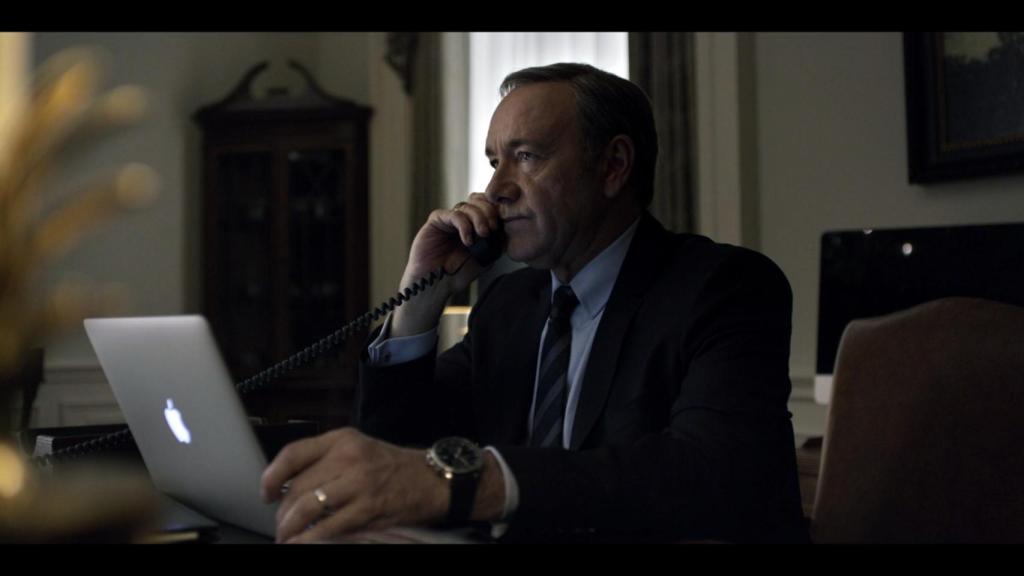 Kevin Spacey utilizando un ordenador de Apple en House of Cards