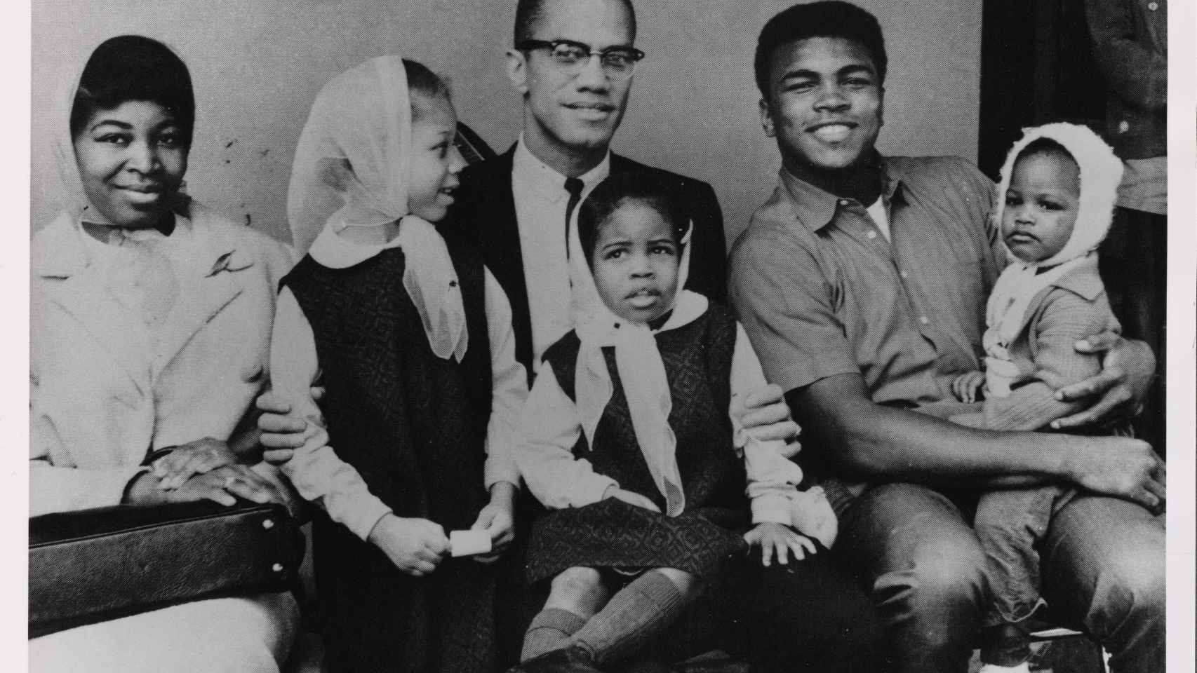 Malcolm X y Cassius Clay con las hijas de Malcolm en Miami.