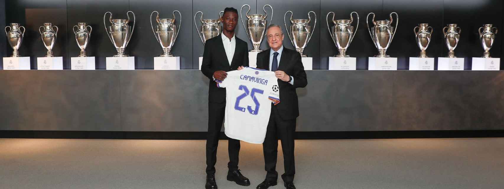Camavinga posa con la camiseta del Real Madrid junto a Florentino Pérez