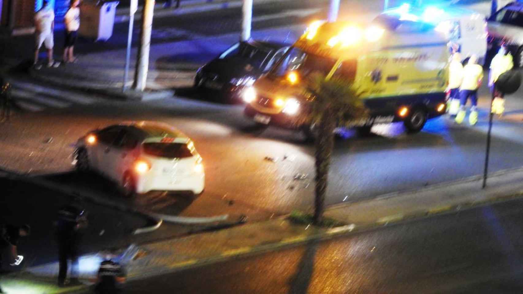 Farola arrancada e intervención de Policía y ambulancia en la avenida Pablo Picasso de Talavera