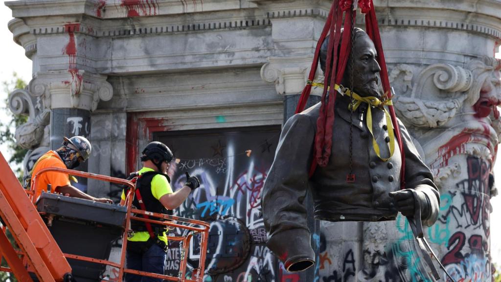 Otra imagen de los operarios retirando la estatua.