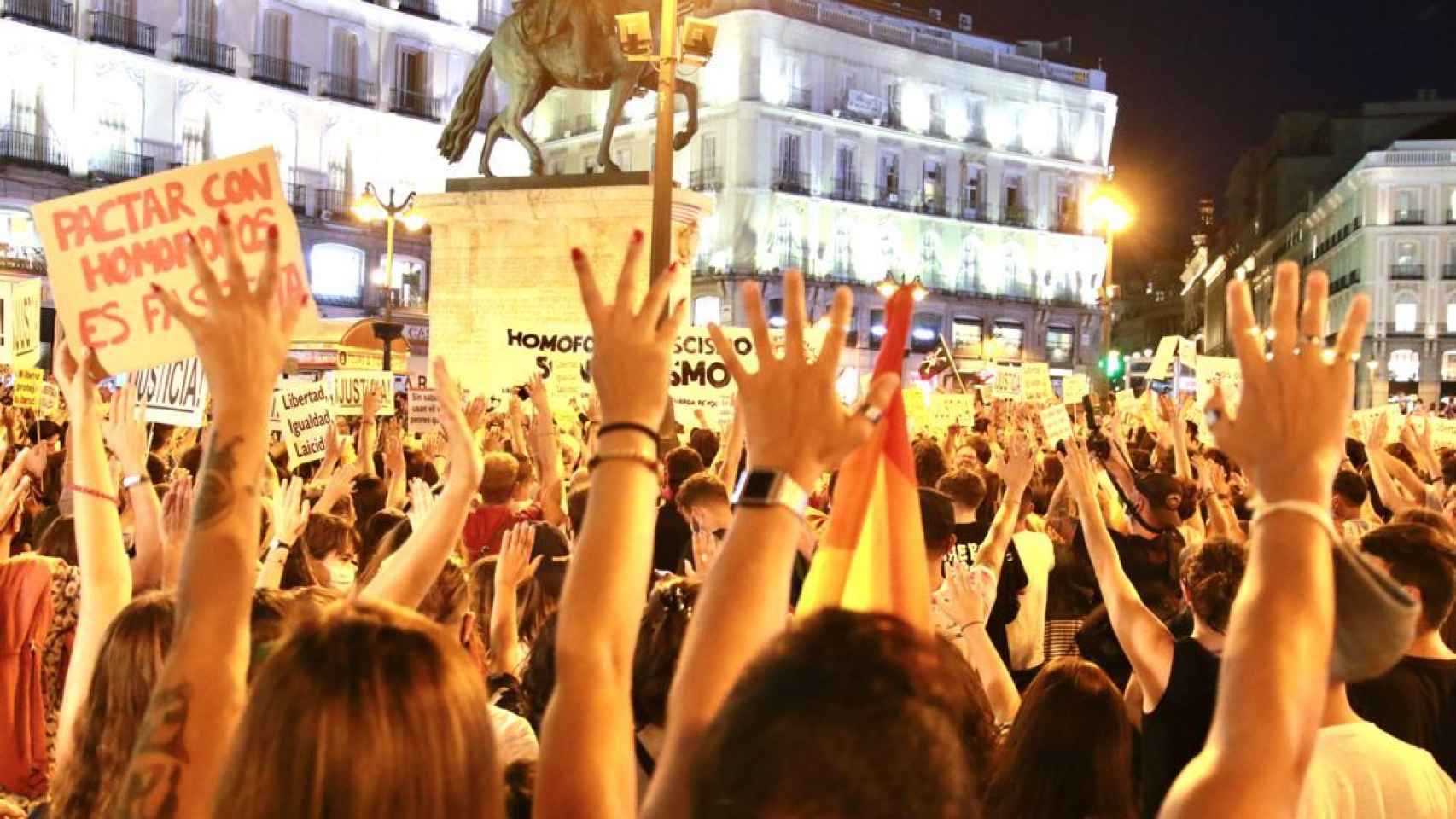 Varios cientos de manifestantes congregados en la Puerta del Sol de Madrid.