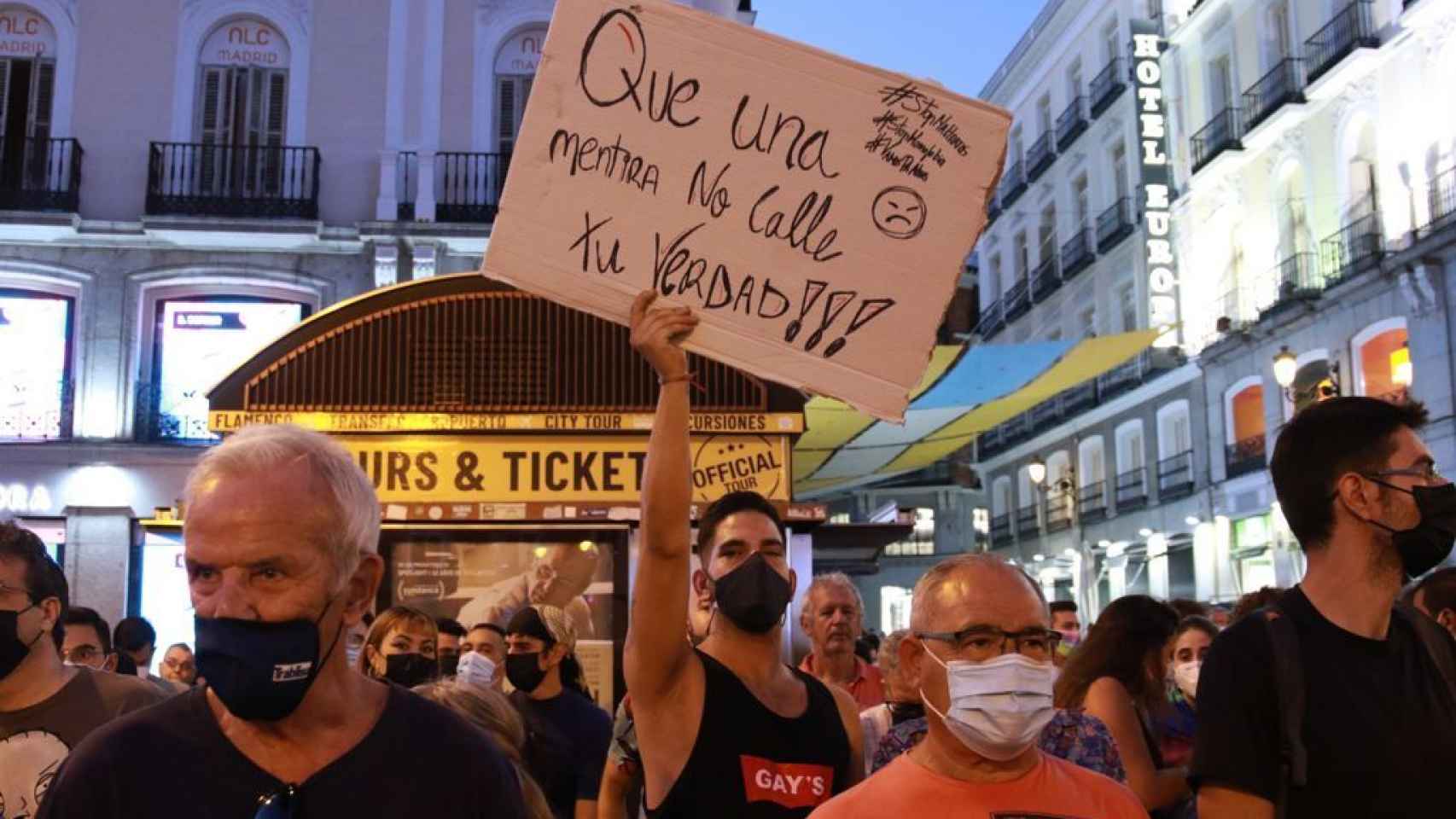 Un manifestante sostiene un cartel durante la manifestación en Madrid.