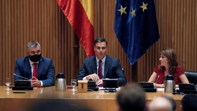 Pedro Sánchez junto a Adriana Lastra y Santos Cerdán en el Congreso de los Diputados.