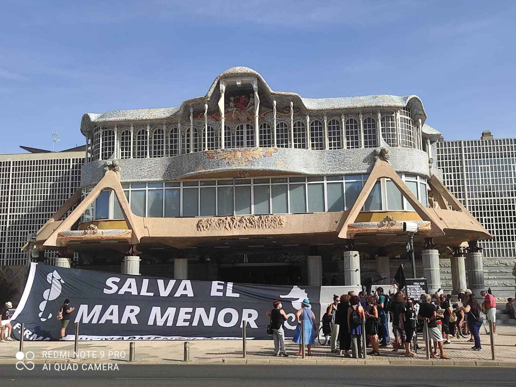 Pancarta desplegada este miércoles en la Asamblea Regional para salvar el Mar Menor.