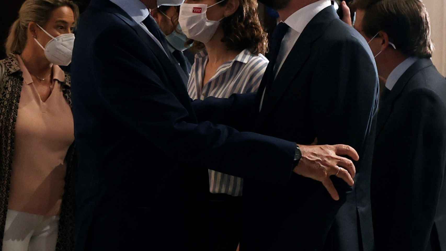 Pío García Escudero, presidente de la gestora del PP en Madrid, saluda a Pablo Casado, en presencia de Ayuso y Almeida.