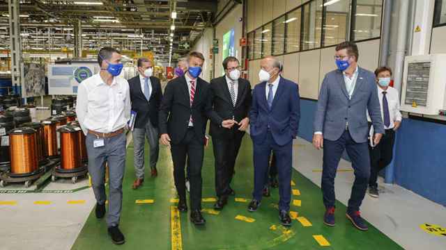 El consejero Marcano, segundo de derecha a izquierda en primer plano, dialoga con directivos de la empresa durante una visita a las instalaciones de Seg Automotive..