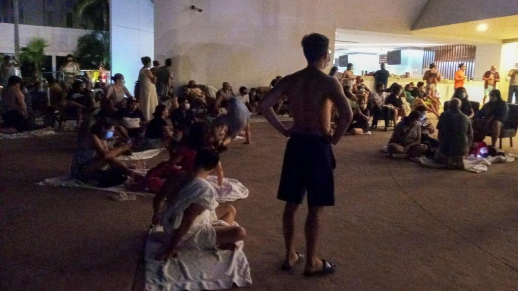 Turistas en el exterior de un hotel durante el terremoto de 7,1 de magnitud en Acapulco, México.