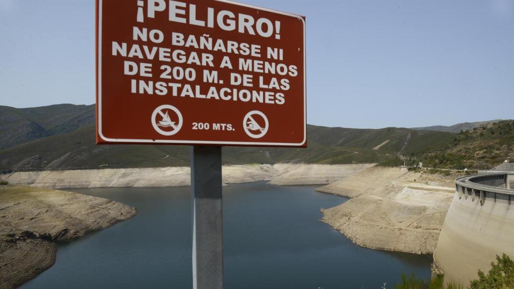 Señal de peligro sobre el estado del embalse de Portas en la cuenca Miño-Sil, a 24 de agosto de 2021, en Galicia, (España). En Salas -en Ourense-, los informes de la Xunta de Galicia indican que su actual nivel de ocupación es del 27,3%