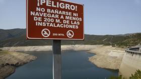 Señal de peligro sobre el estado del embalse de Portas en la cuenca Miño-Sil, a 24 de agosto de 2021, en Galicia, (España). En Salas -en Ourense-, los informes de la Xunta de Galicia indican que su actual nivel de ocupación es del 27,3%