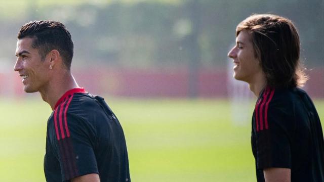 Álvaro Carreras, junto a Cristiano Ronaldo.