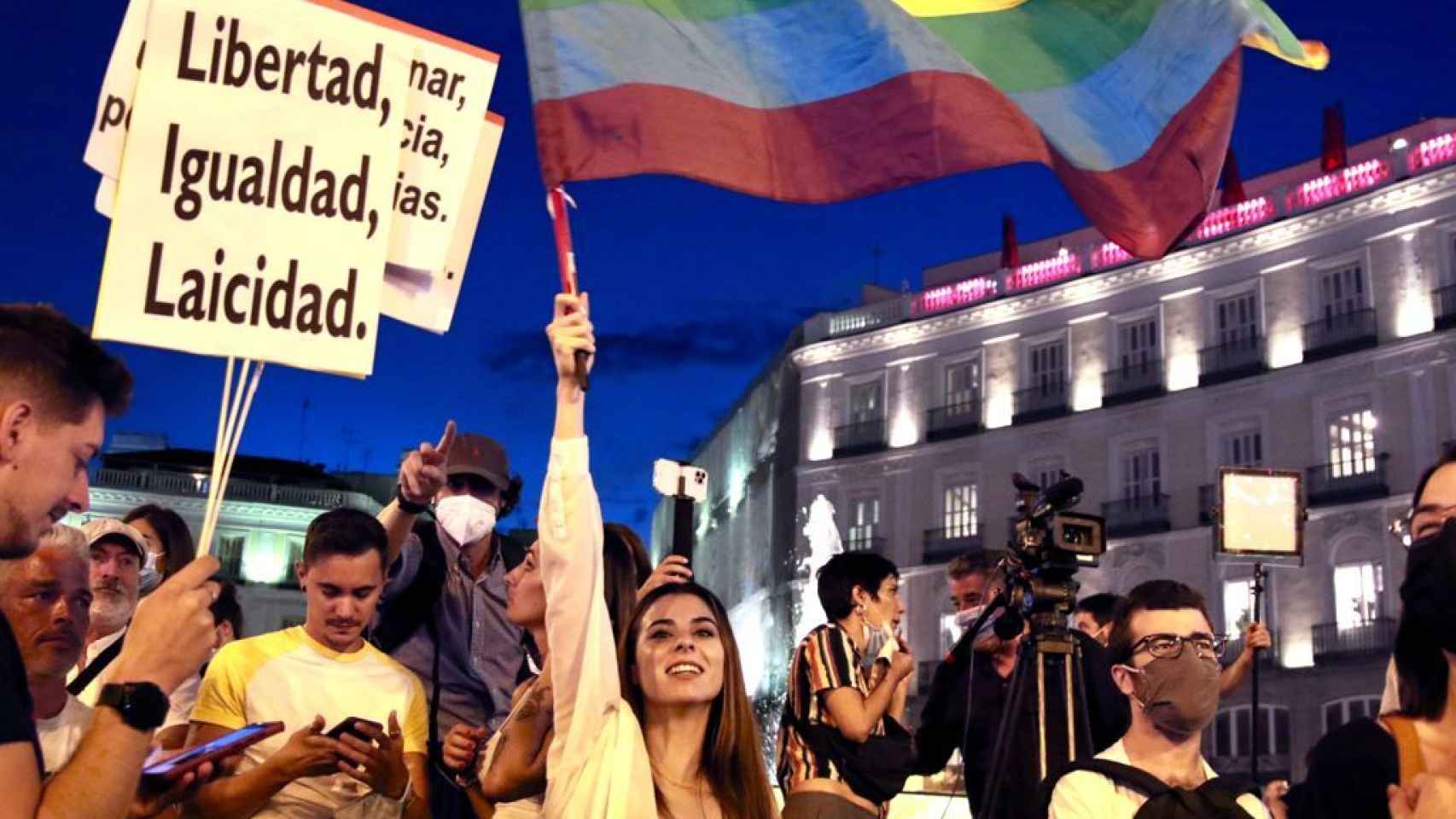 Una manifestante ondea una bandera LGTBI durante la manifestación contra la homofobia en Madrid.