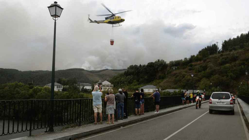 Un helicóptero forestal trabaja en las tareas de extinción de incendio.