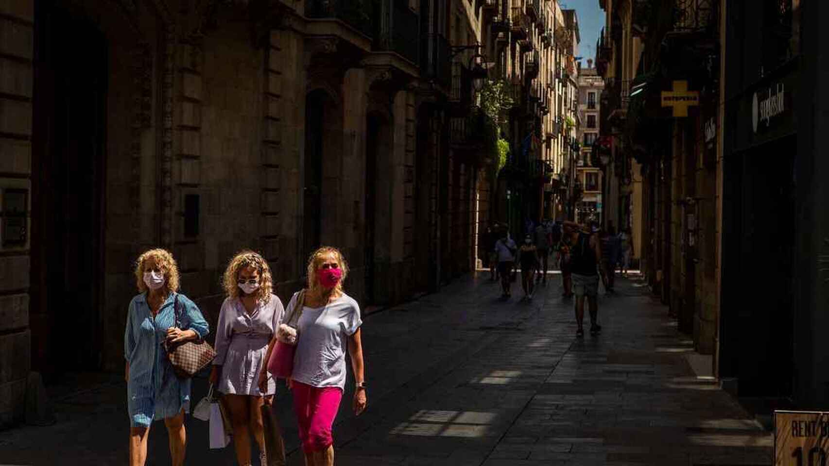 Turistas paseando por las calles de Barcelona.