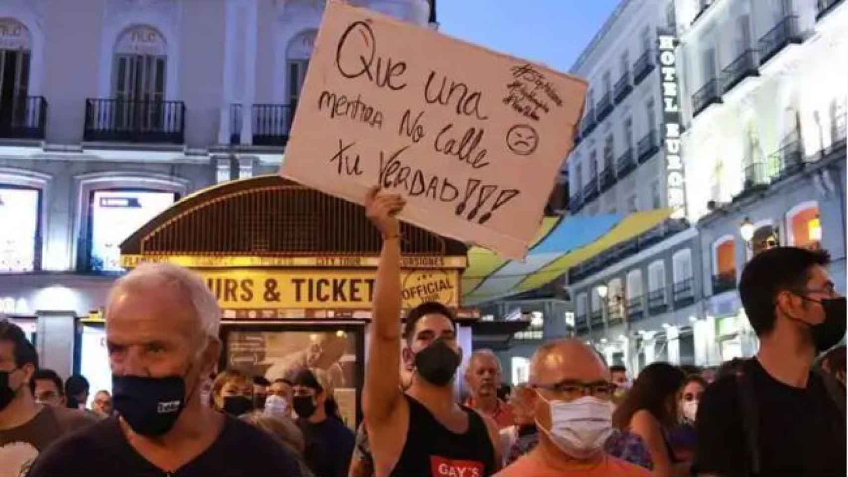 Un manifestante sostiene un cartel durante la manifestación de este miércoles en Madrid.