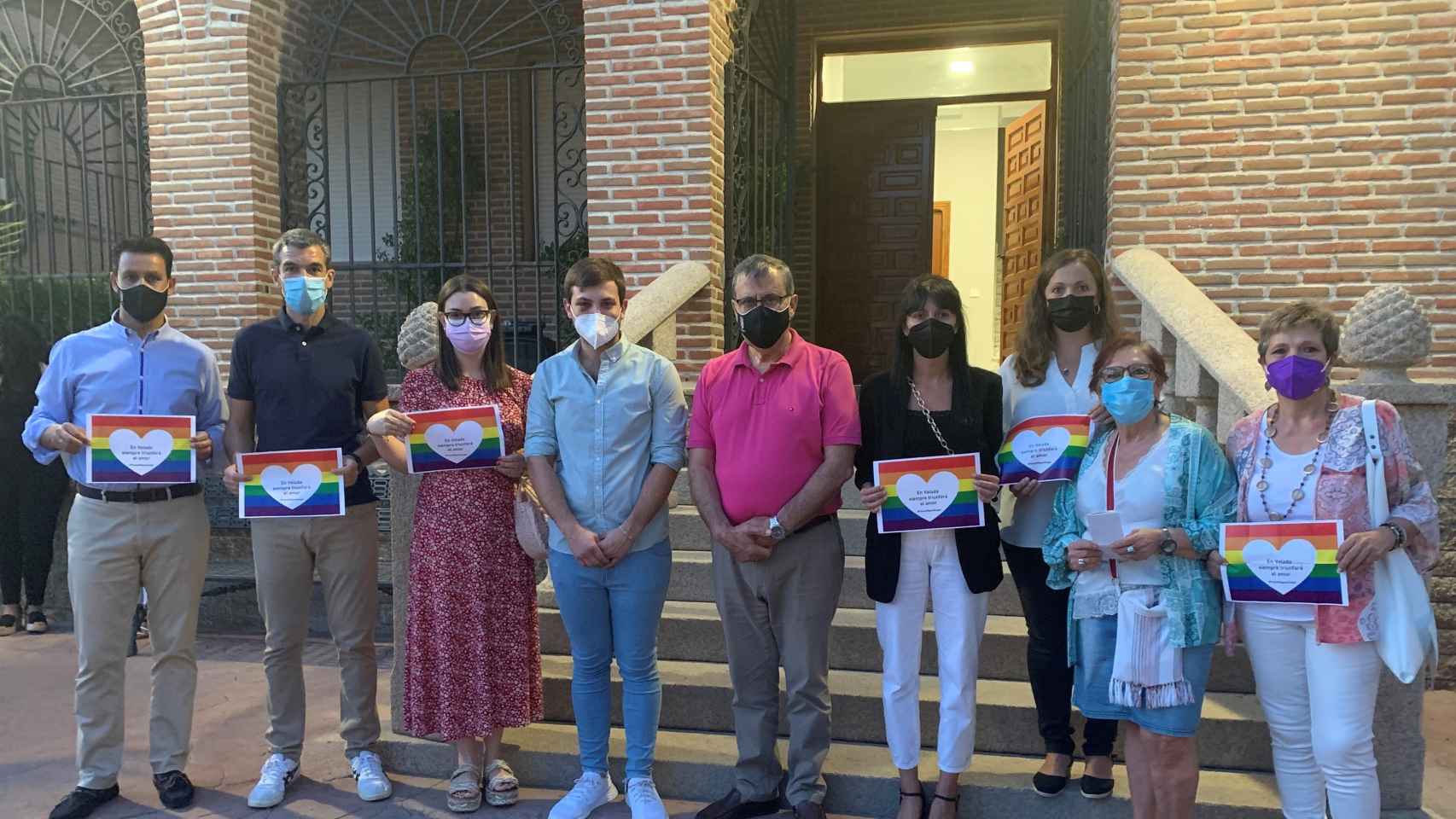 Cientos de personas se concentran contra la agresión homófoba en la localidad toledana de Velada