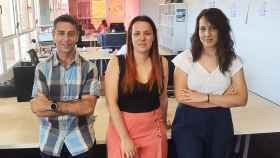 Clara Torrijos, cofundadora y CEO de GoKoan, junto a los también fundadores Miguel Ángel Ballesteros y Elena Cebadera.