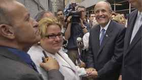Tania Head junto a Rudy Giuliani (entonces alcalde de Nueva York) en una imagen de 2005.