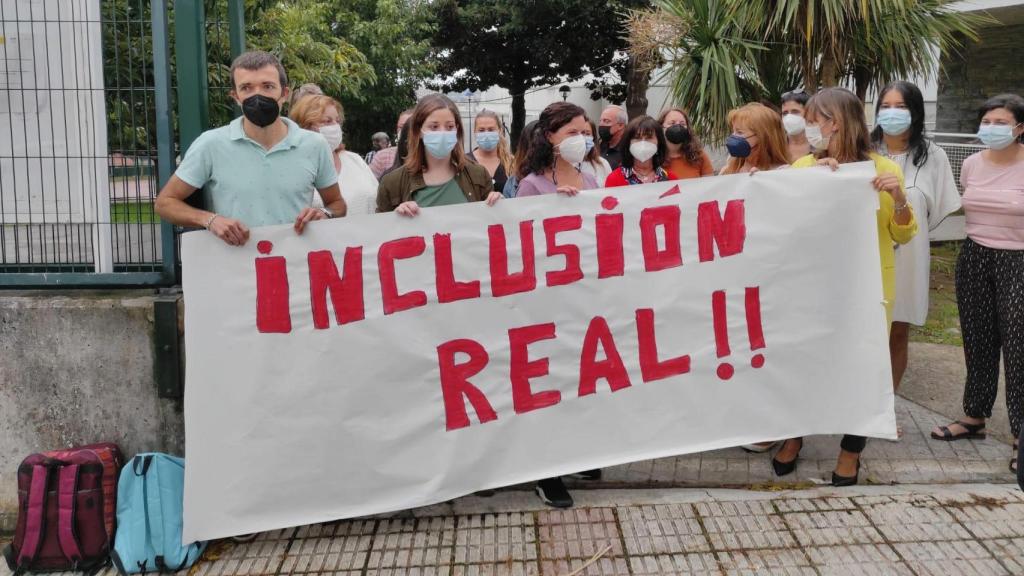 Protesta ante el CEIP Ría do Burgo en Culleredo por lo recortes en profesorado