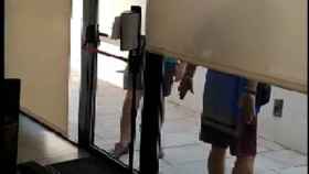 Imagen de como golpeaban las puertas de la Oficina Empla en Illescas