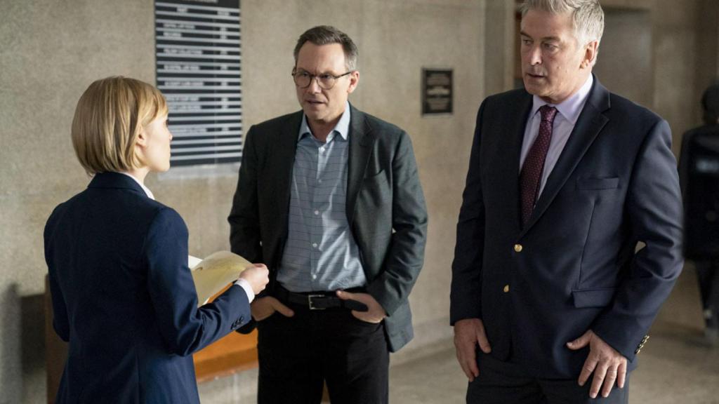 AnnaSophia Robb, Christian Slater y Alec Baldwin en un episodio de 'Dr. Death'.