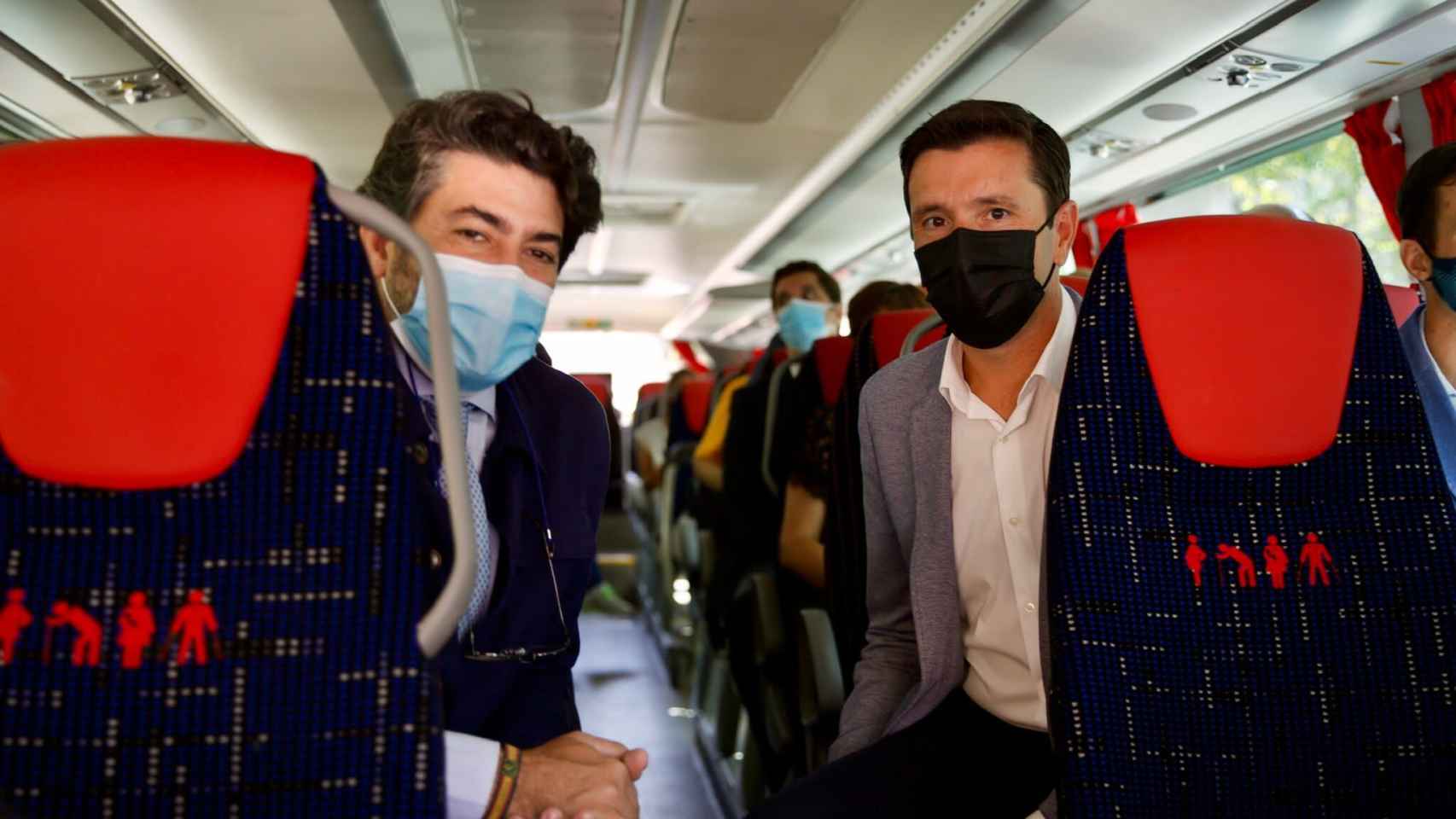 El consejero David Pérez y el alcalde de Valdemorillo, Santiago Villena, montados en el bus inteligente.