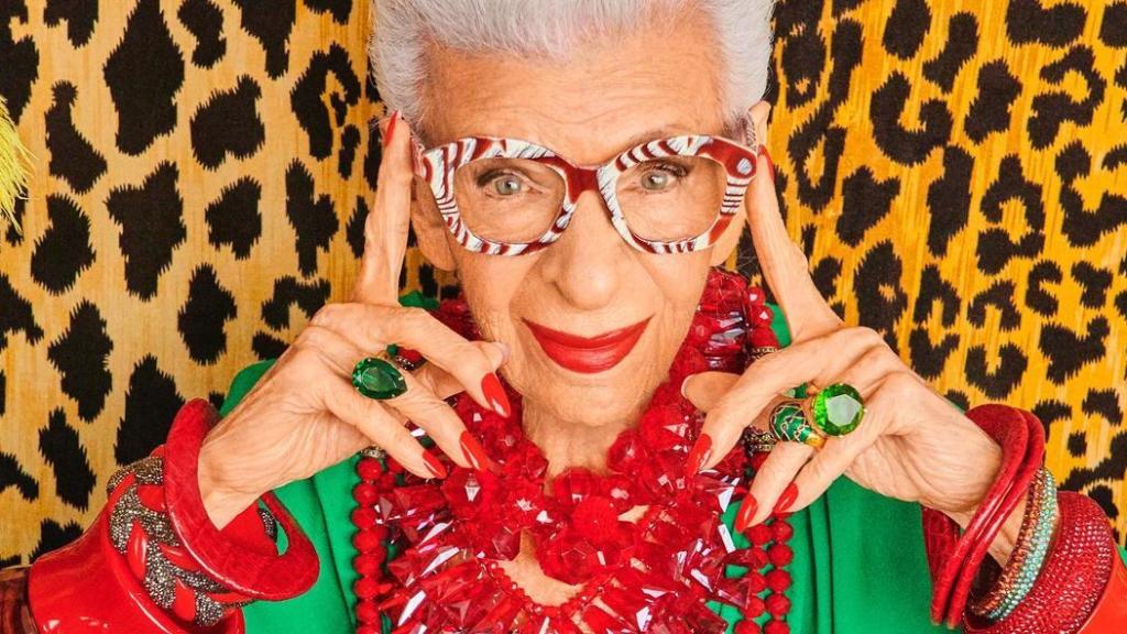 Iris Apfel en una imagen de sus redes sociales.