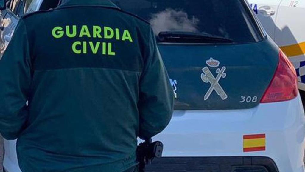 Agente de la Guardia Civil durante un operativo