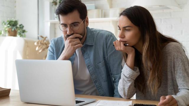 Jóvenes buscando vivienda en el ordenador.