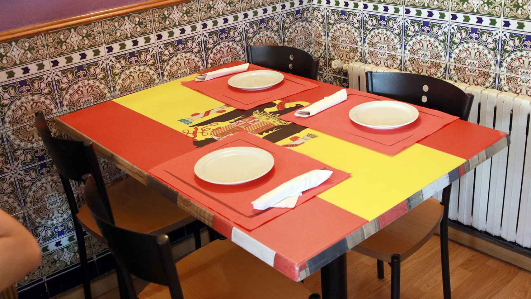 Las mesas de este bar tienen el tapete de Franco o de la bandera franquista.