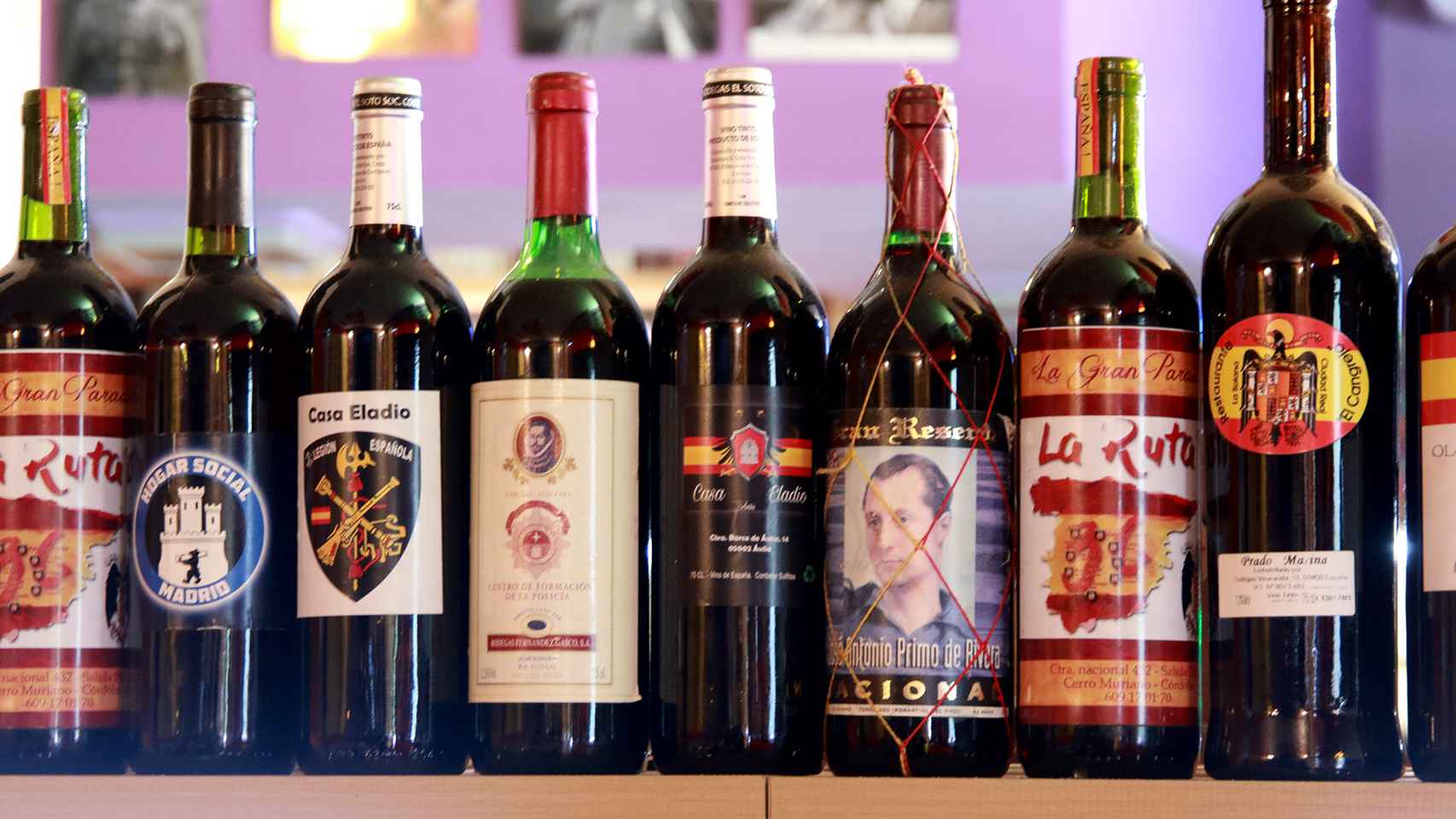 Botellas de vino expuestas en el bar de Eladio.