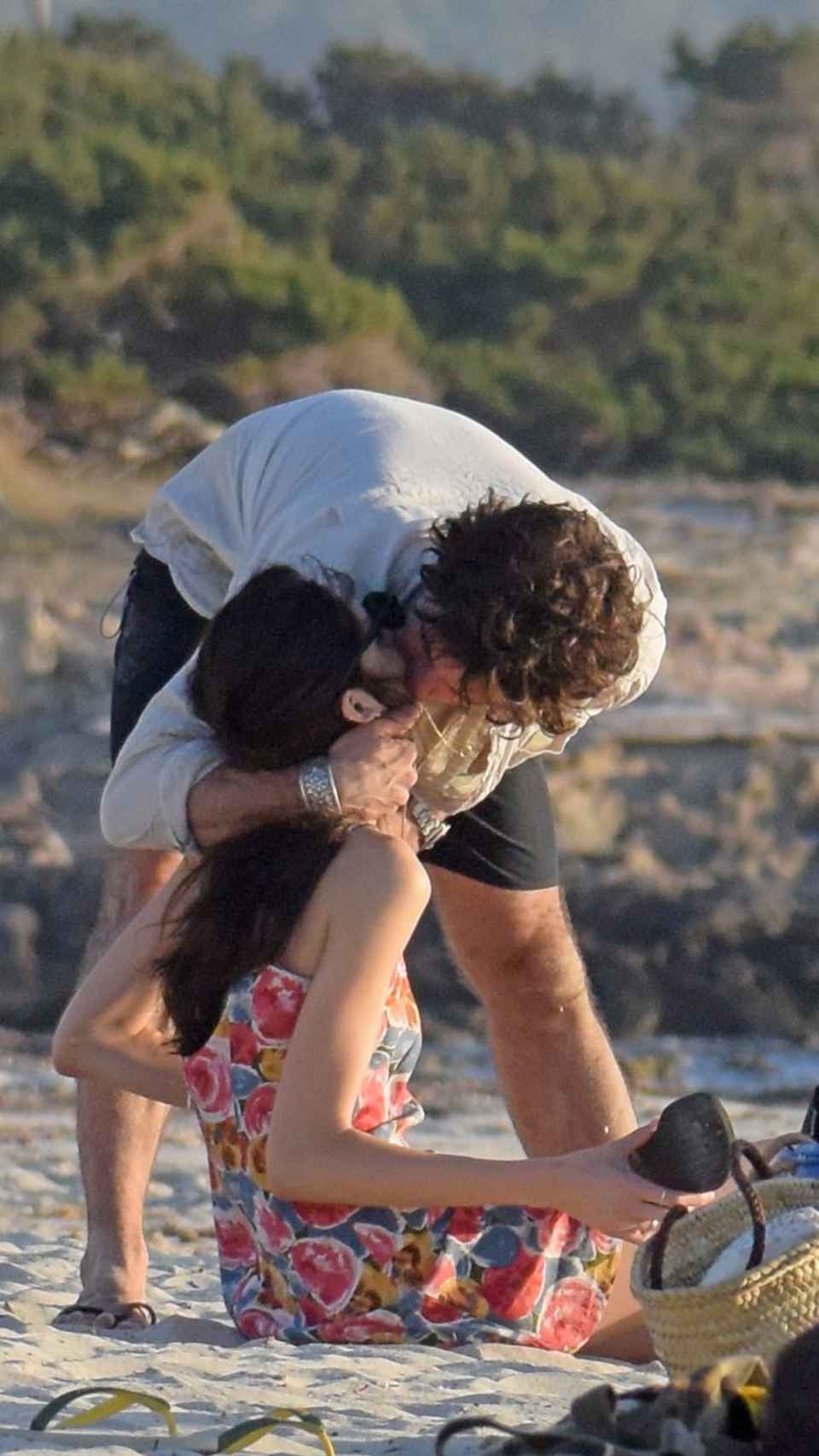 El apasionado beso de Quim Gutiérrez a Paula Willems en su primer verano juntos en Formentera.