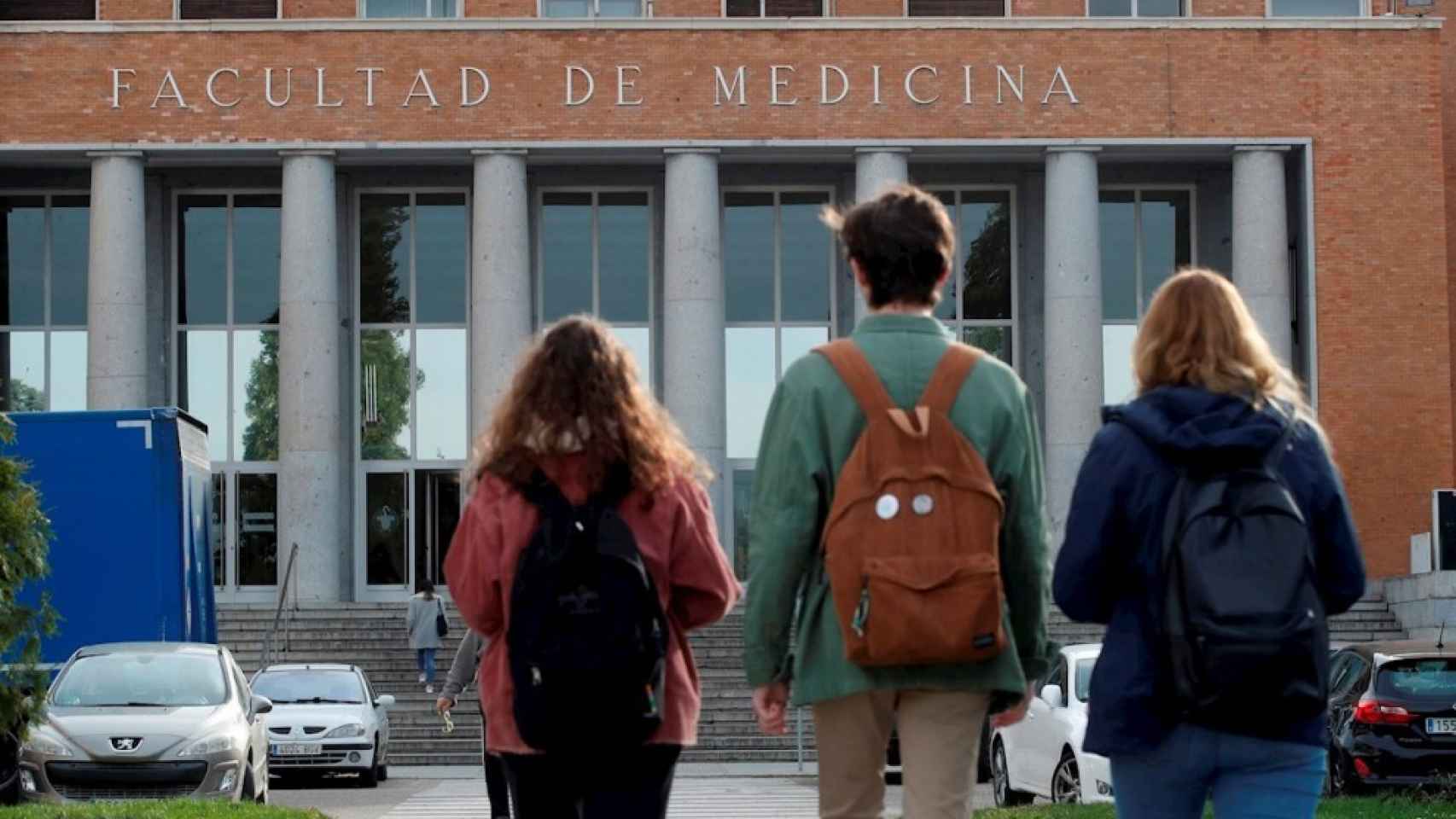 Tres estudiantes se dirigen a la Facultad de Medicina