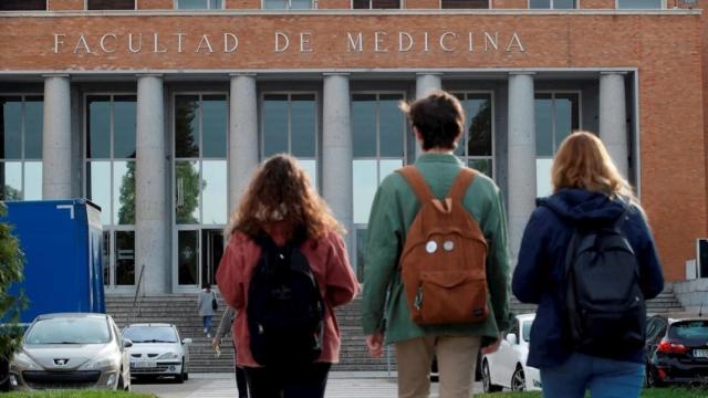 Tres estudiantes se dirigen a la Facultad de Medicina.