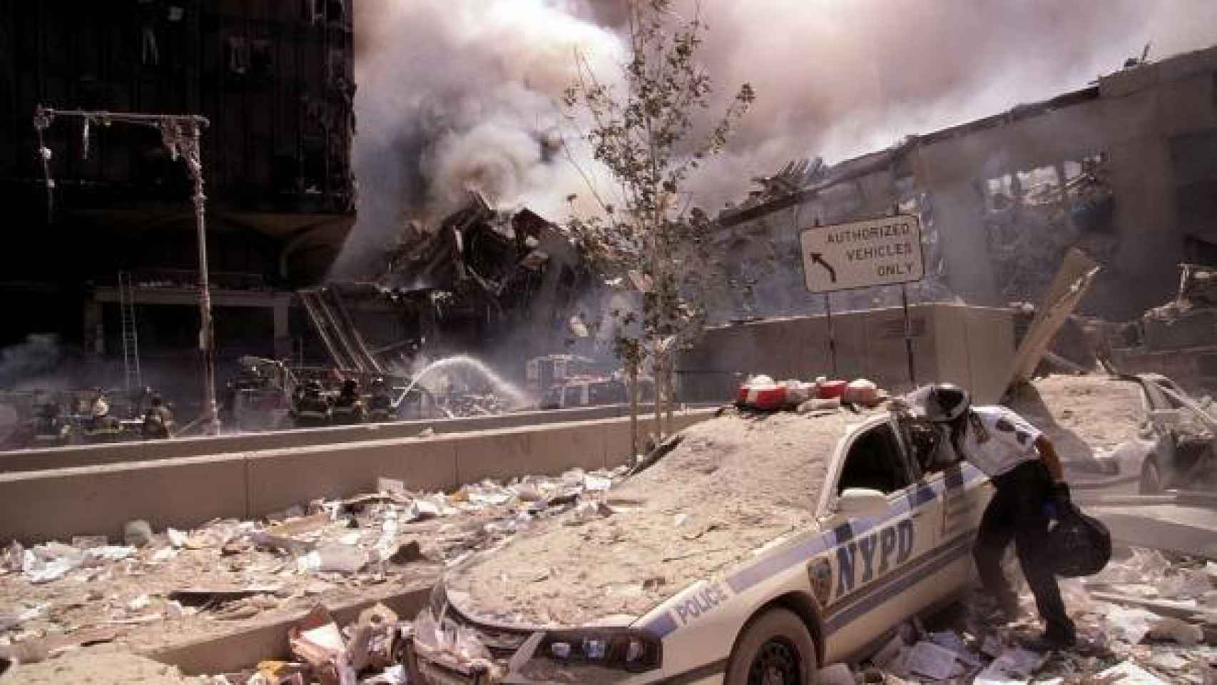 Un coche de Policía, tras los atentados contras las torres.