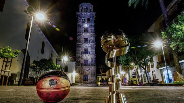 El trofeo de la Supercopa Endesa junto al balón