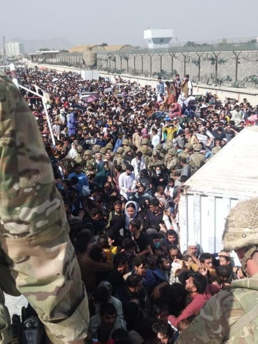 El aeropuerto de Kabul, atestado de personas tratando de huir del país.