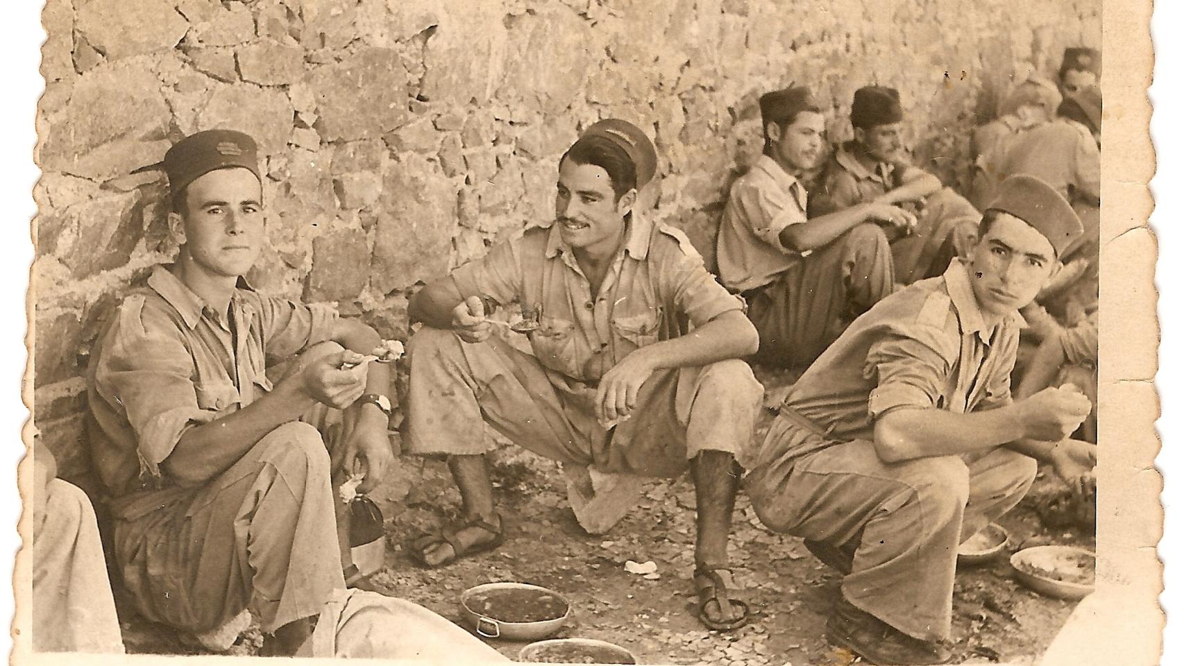 Ángel, en el centro, comiendo junto a sus compañeros en Ifni.