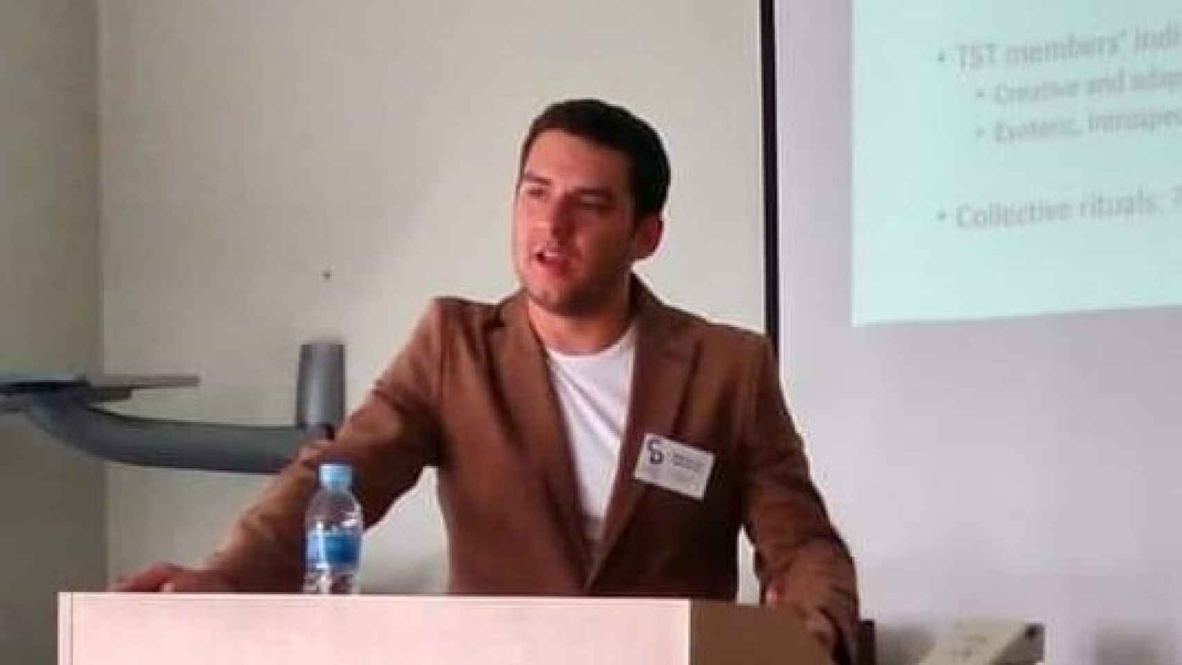 Miguel Pastor, en una conferencia.