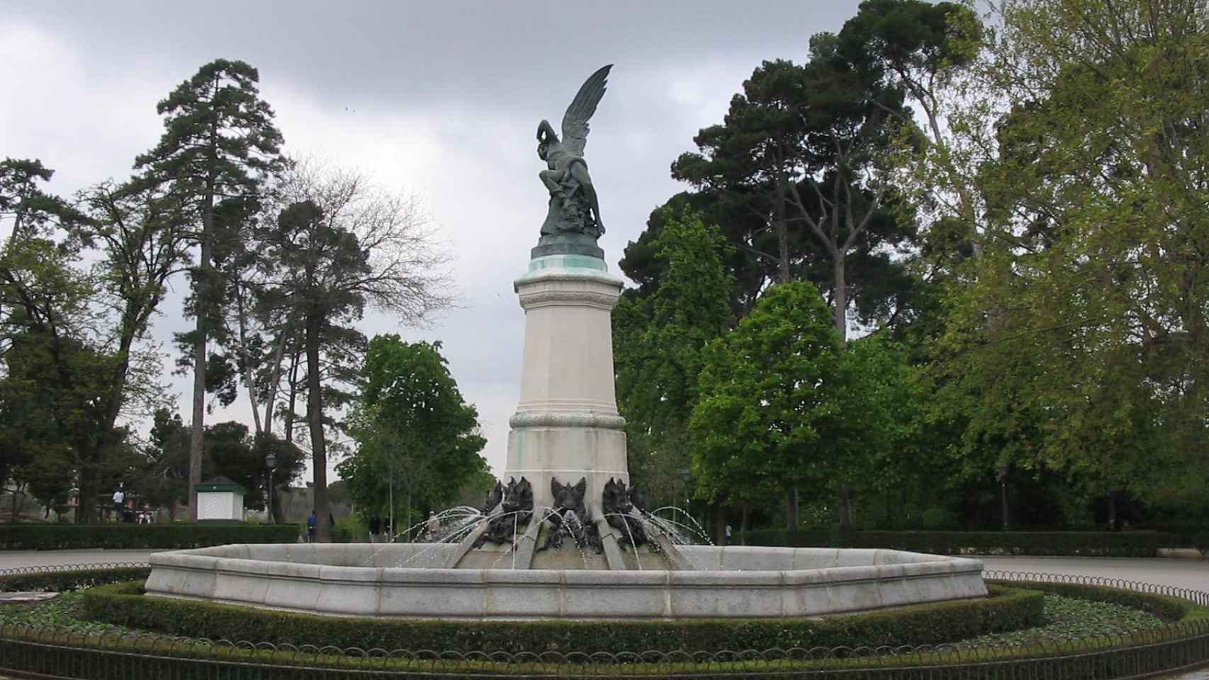 Fuente del Ángel Caído en el Parque del Retiro de Madrid.