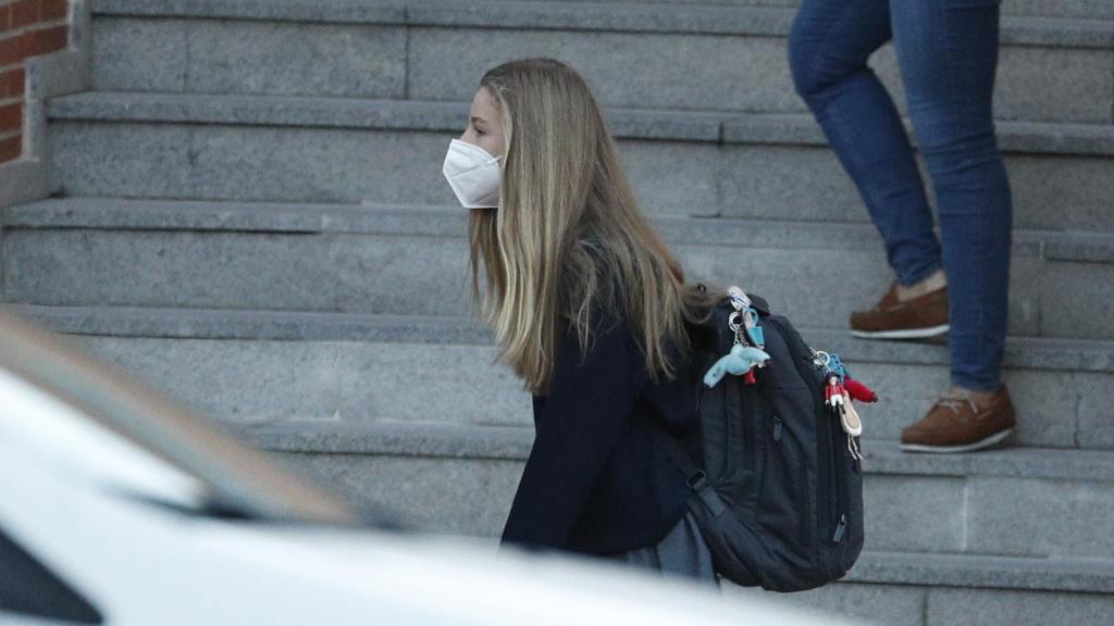 La infanta Sofía ha llegado al Santa María de los Rosales con el pelo suelto y la mascarilla FFP2.