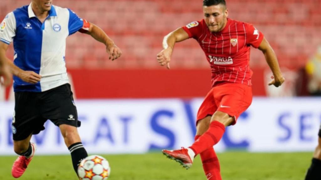 Óscar lanzando a portería en el Sevilla - Alavés