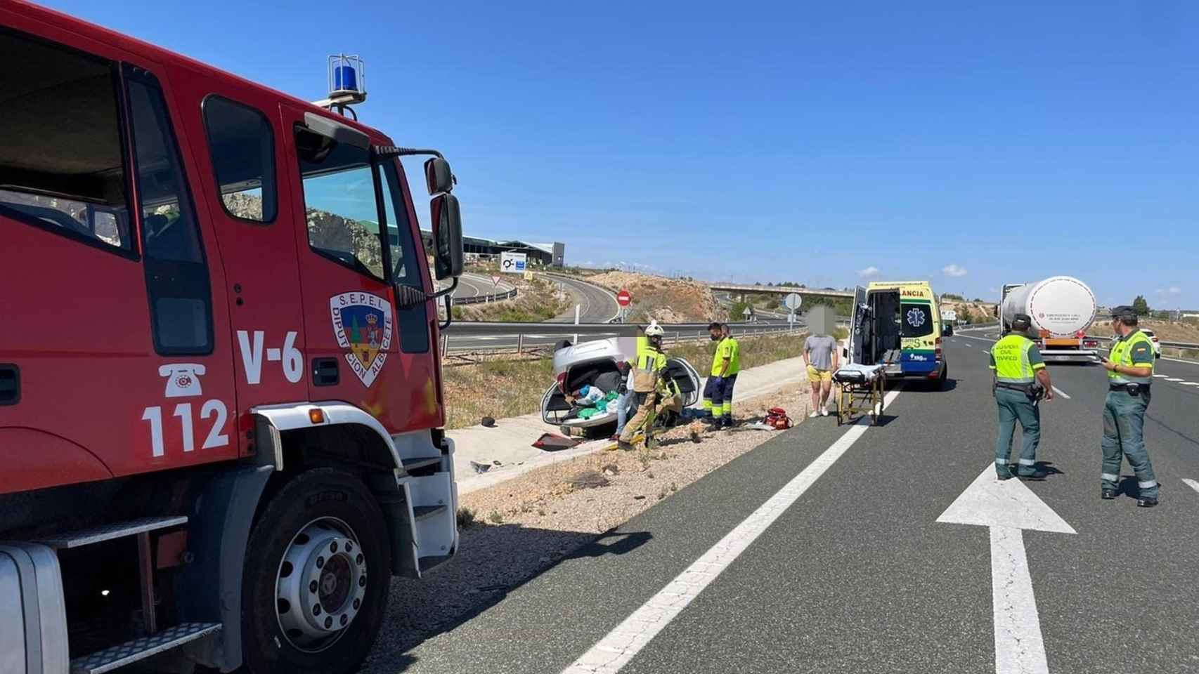 Bomberos del Sepei interviniendo para rescatar a la mujer herida. Foto: Diputación de Albacete.