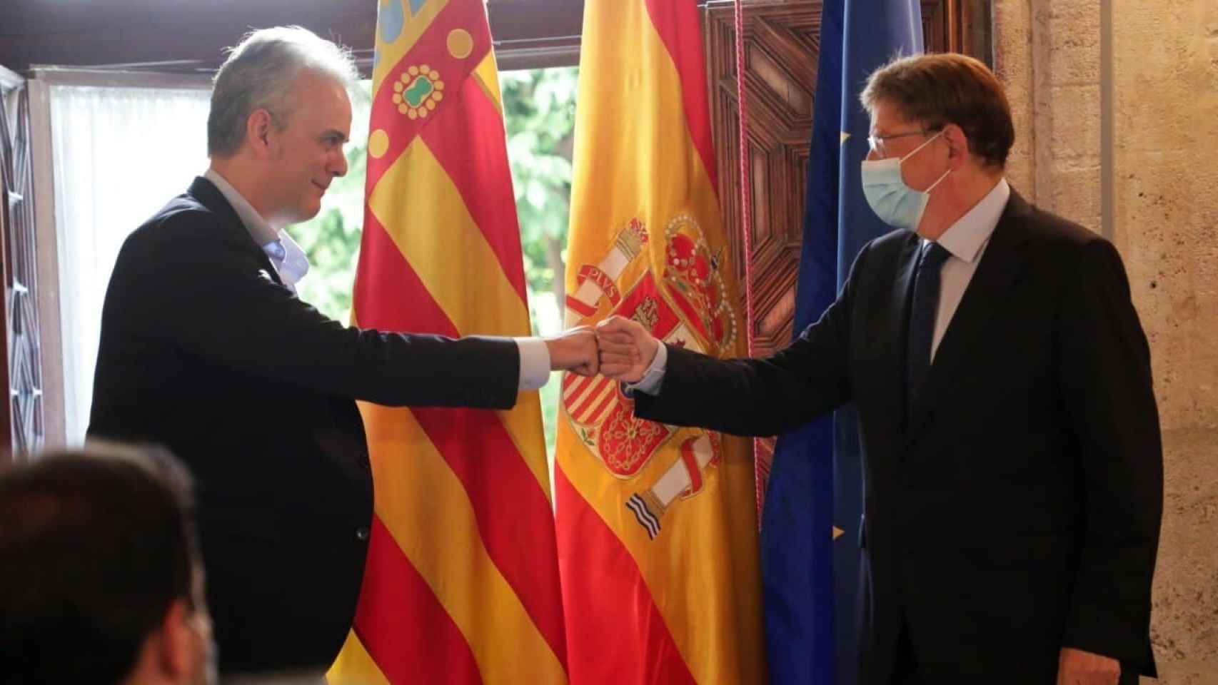 Héctor Illueca saluda a Ximo Puig en su toma de posesión como vicepresidente de la Generalitat Valenciana. EE