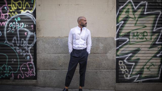 Jaime de los Santos, diputado del PP en la Asamblea de Madrid, pasea por el barrio madrileño de Malasaña.