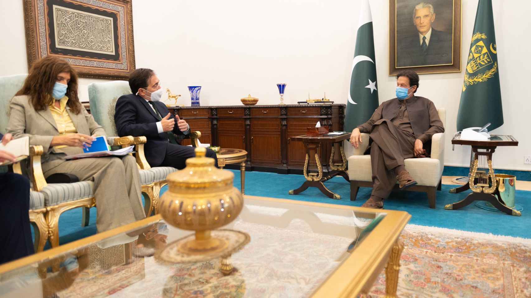 José Manuel Albares, durante su entrevista con el primer ministro de Pakistán,  Imran Khan, en septiembre.